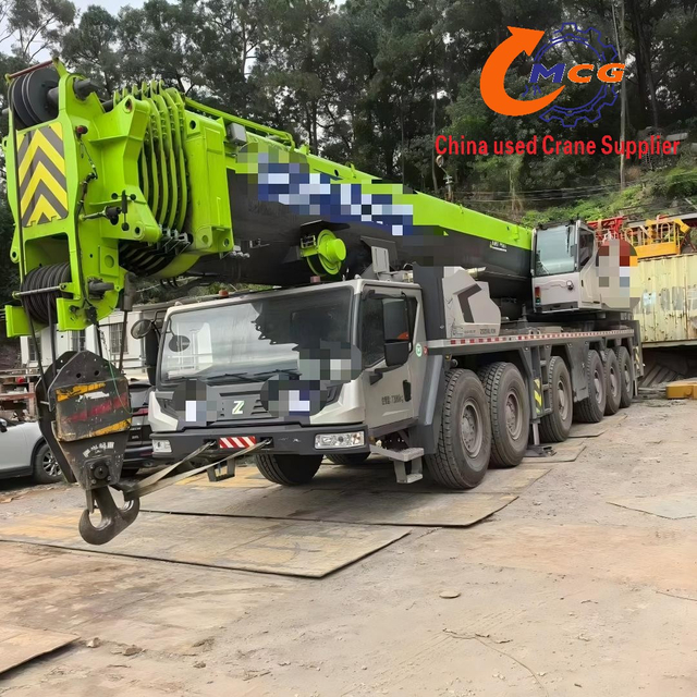 Cần cẩu xe tải động cơ kép sáu trục 300 tấn Zoomlion 2024