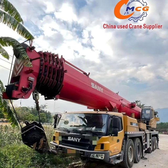 Cần cẩu xe tải 100 tấn do Sany sản xuất năm 2022 hoạt động được 3.400 giờ và đi được 12.700 km