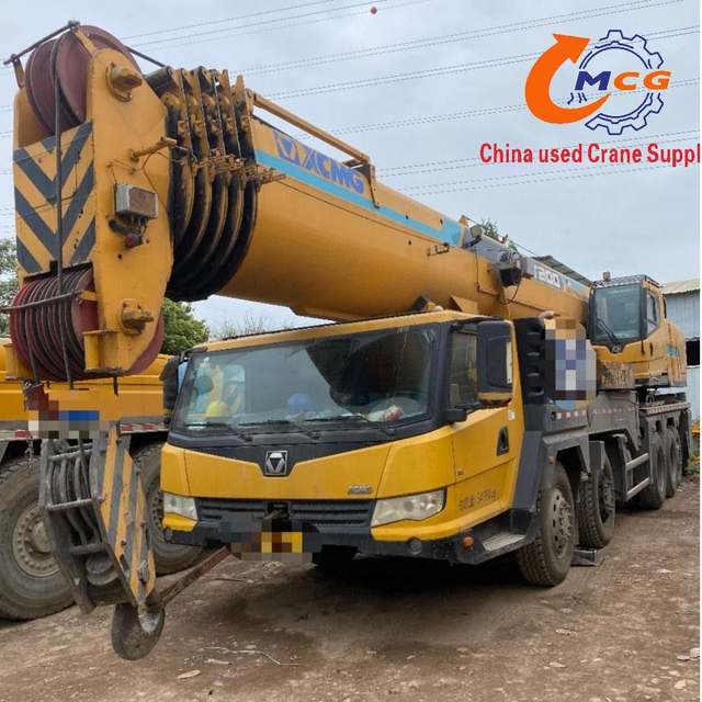 Một cần cẩu xe tải bùng nổ XCMG 100 tấn XCMG 2018 trong tình trạng tốt và với giá cả hợp lý.