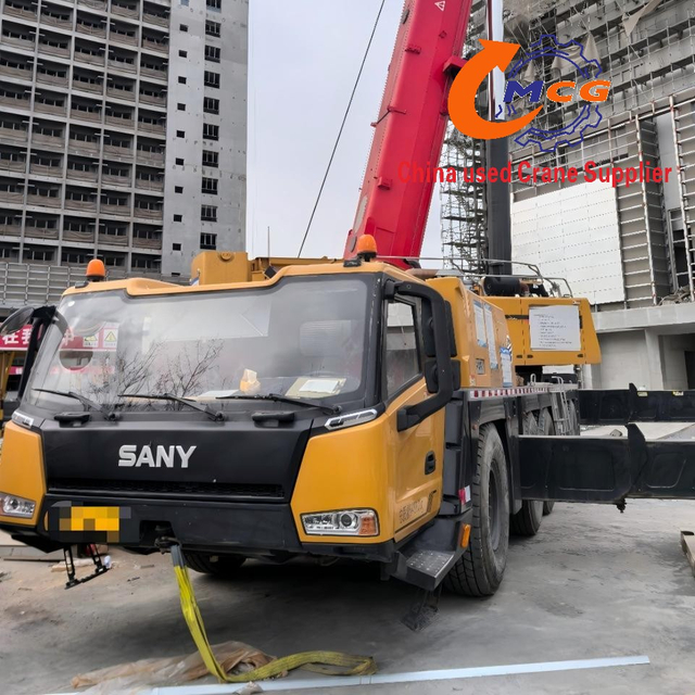 Cần cẩu xe tải 5 trục động cơ kép Sany 220 tấn được sản xuất vào năm 2023