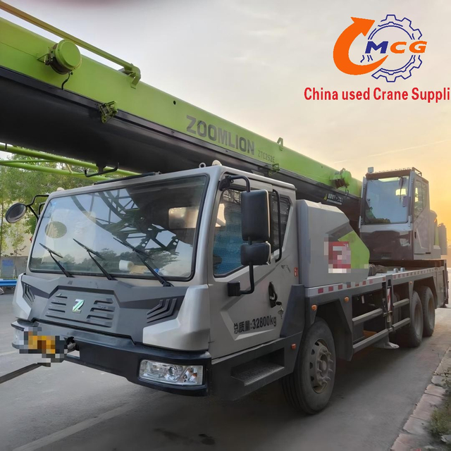 Cần cẩu xe tải đã qua sử dụng 25 tấn Zoomlion 25 tấn đáng tin cậy, giá cả hợp lý.